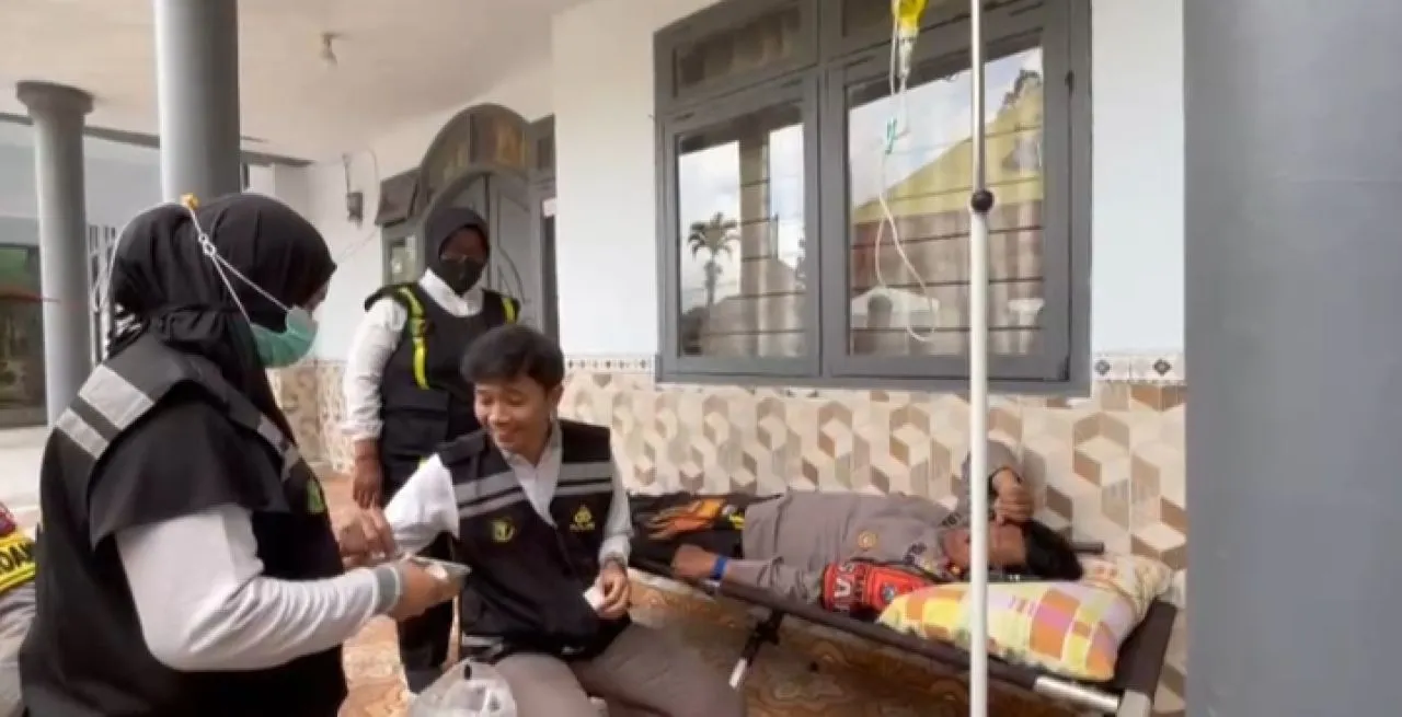 Tim Dokkes Polres Lumajang Gelar Pemeriksaan Kesehatan Gratis untuk Pengungsi dan Relawan