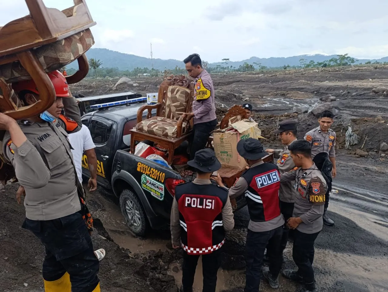 Personel Gabungan Bantu Evakuasi Barang Berharga Warga Terdampak Erupsi Semeru