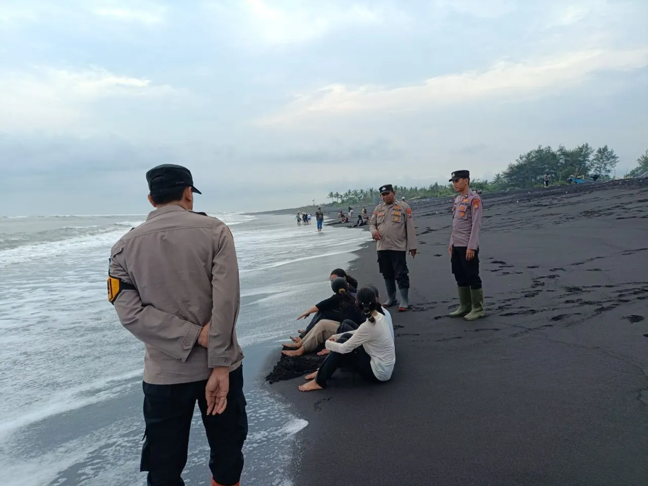 Polsek Pasirian Gencarkan Patroli Wisata: Waspadai Ombak Besar di Pantai Watu Pecak!