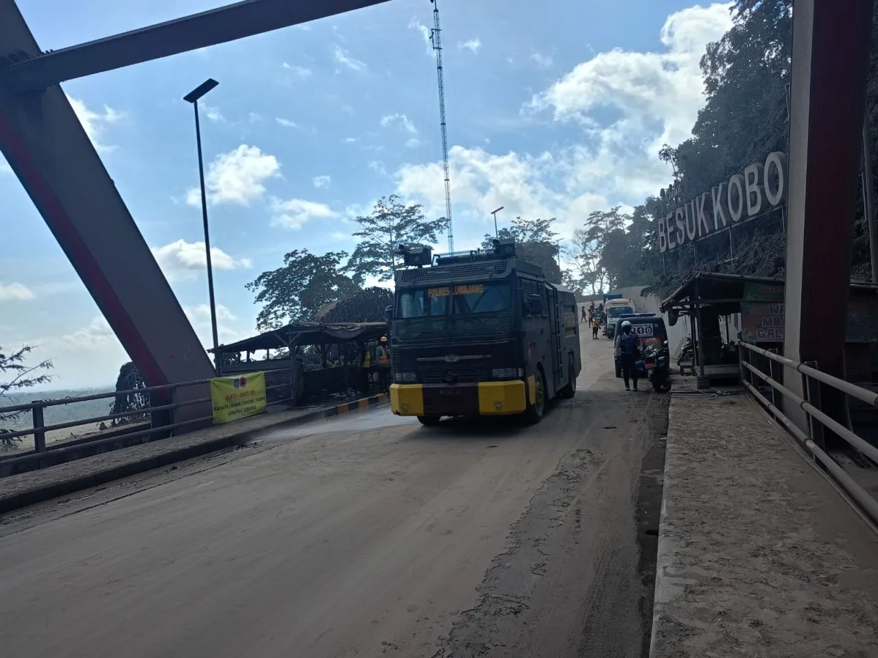 Water Cannon Polres Lumajang Bersihkan Jalan Pasca Letusan Sekunder Semeru di Piket Nol