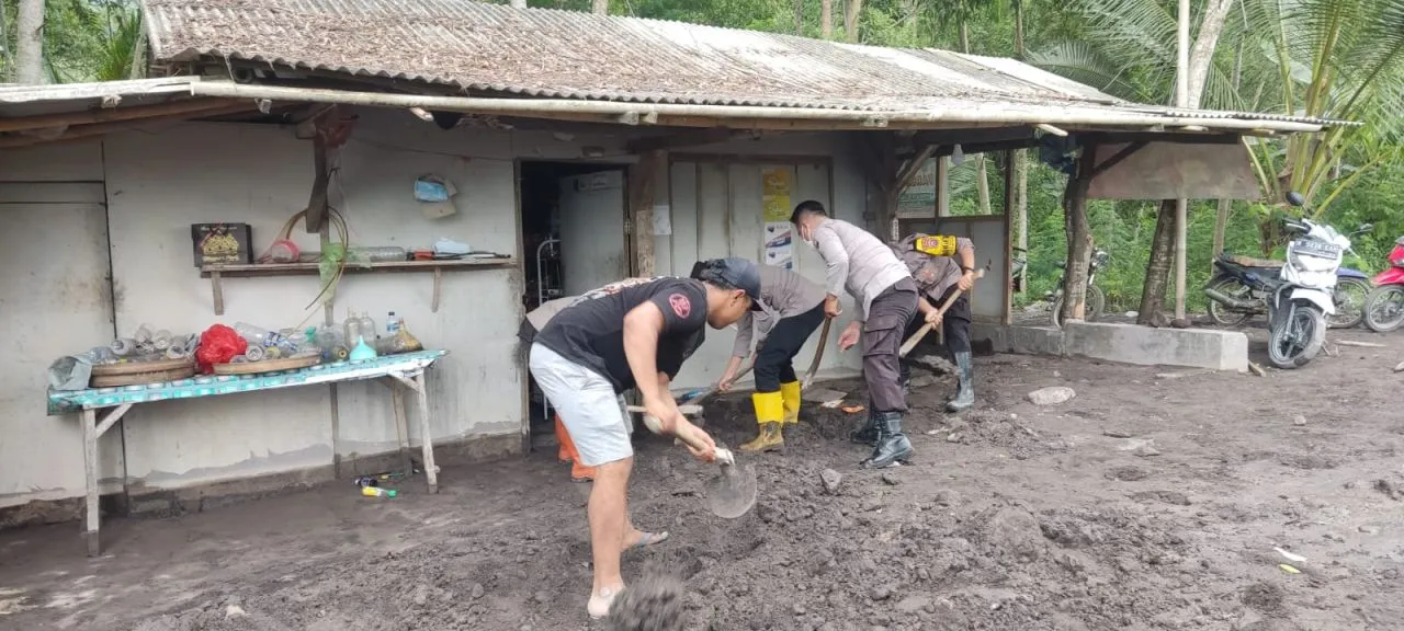Polsek Candipuro Salurkan Bantuan untuk Warga Terdampak Banjir Lahar Dingin di Sumber Langsep