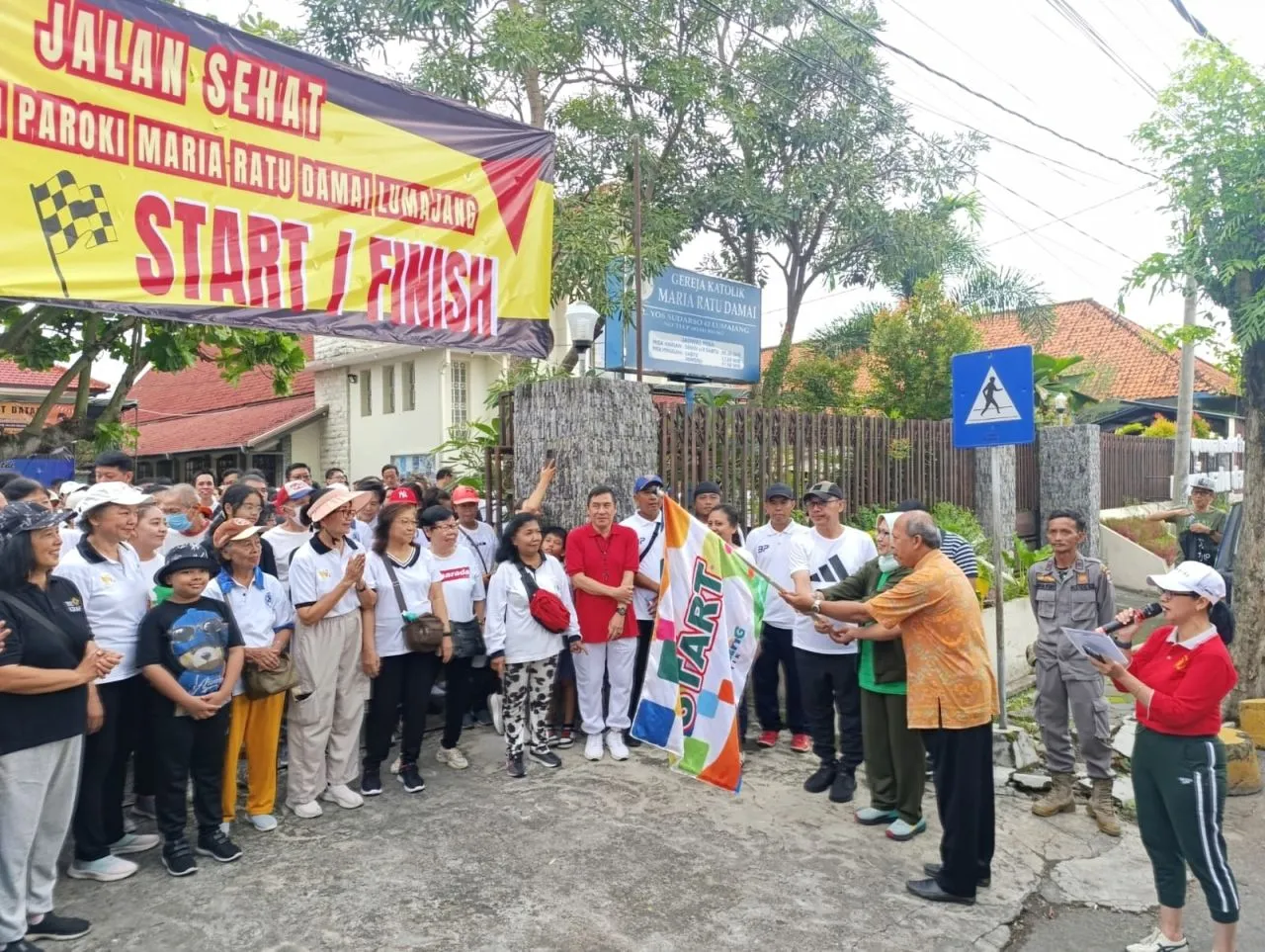 Polres Lumajang Amankan Jalan Santai HUT ke-89 Gereja Katolik Maria Ratu Damai