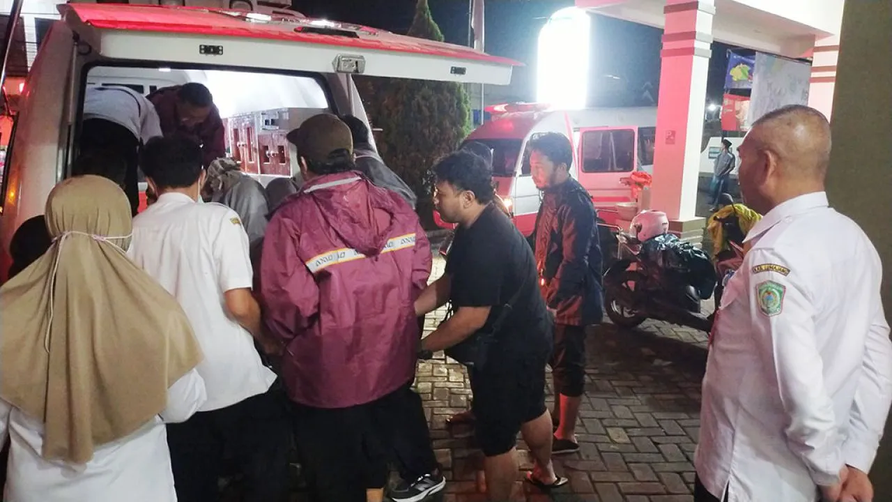 Semeru Meninggi, Jalanan Membara: Suami Istri Asal Kediri Terpeleset Abu Panas di Jembatan Perak