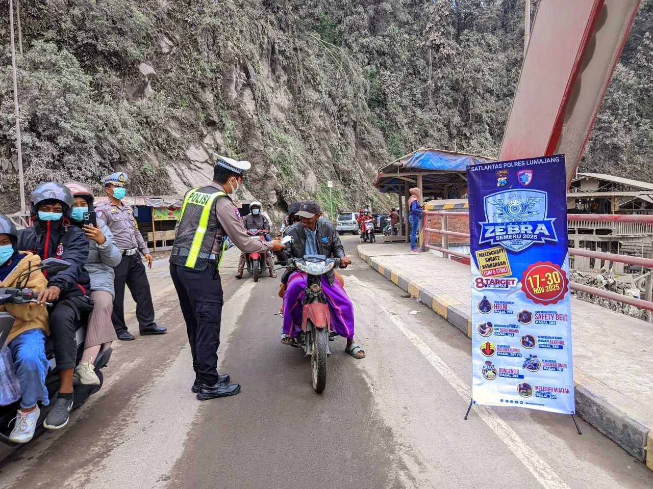 Satlantas Polres Lumajang Bagikan Masker Pasca Erupsi Semeru di Besuk Kobokan