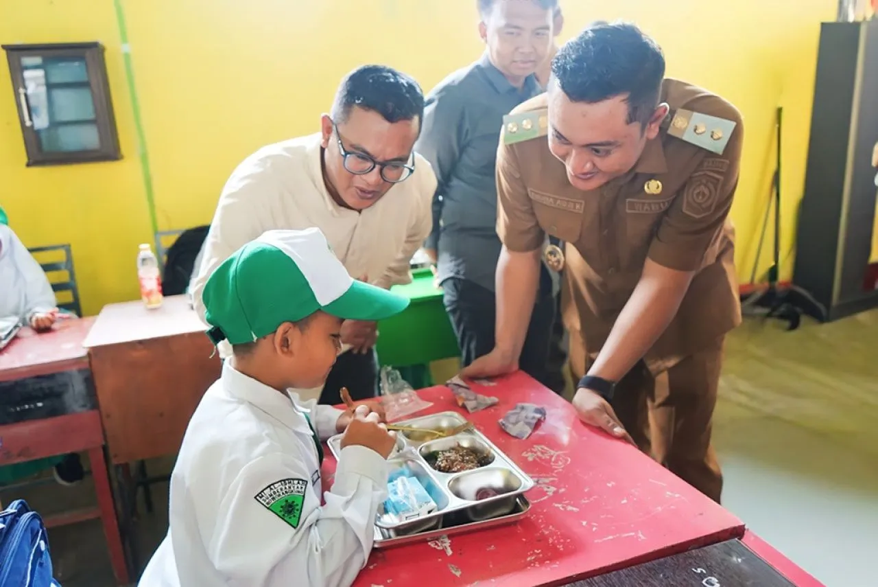 Wakil Bupati Lumajang Tinjau Distribusi Makan Bergizi Gratis di Rowokangkung