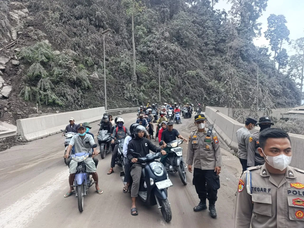 Polres Lumajang Imbau Warga Waspada Saat Melintas di Jembatan Curah Koboan Pasca Erupsi Semeru