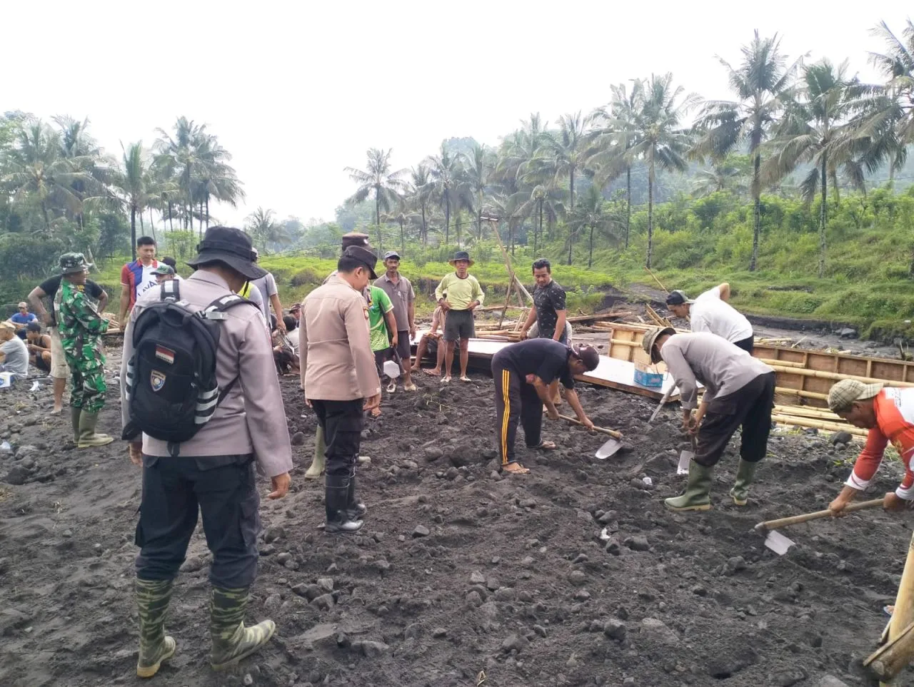 Petugas Gabungan dan Warga Kompak Perbaiki Tanggul Jembatan Gondoruso Pasca Banjir Lahar Semeru