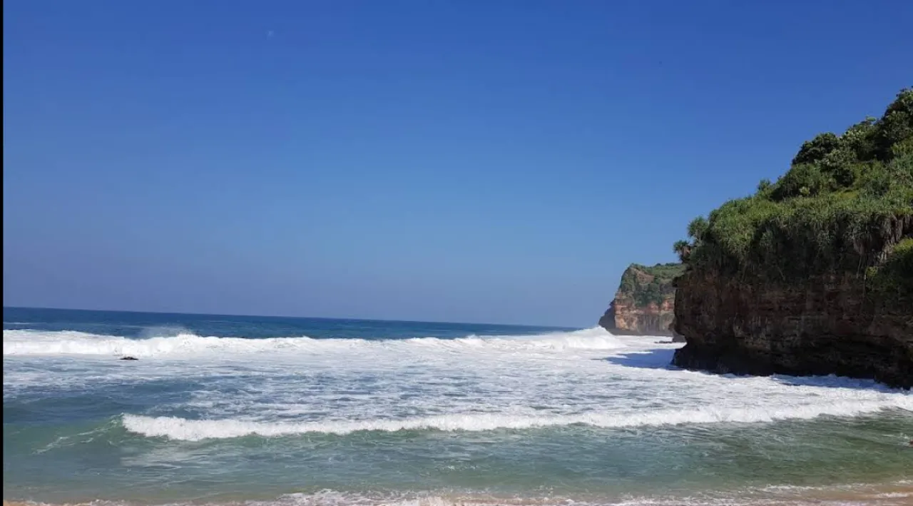 Pantai Siung, Surga Tebing dan Ombak di Ujung Gunungkidul Yogyakarta