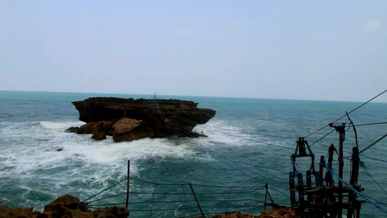 Pantai Timang, Sensasi Menantang di Atas Ombak Gunungkidul Yogyakarta