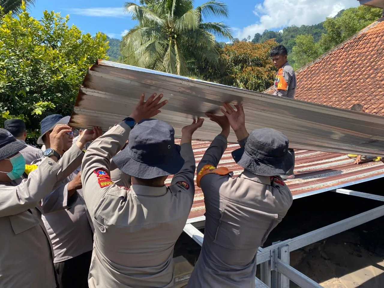 Polres Lumajang Terjun Langsung Evakuasi Warga dan Bersihkan Material Lahar Semeru