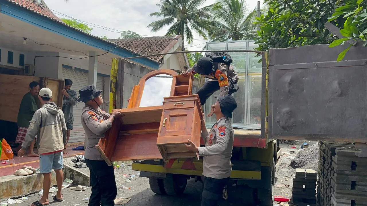 Lahar Menerjang, Polisi dan Brimob Bergerak Selamatkan Sisa Kehidupan Warga