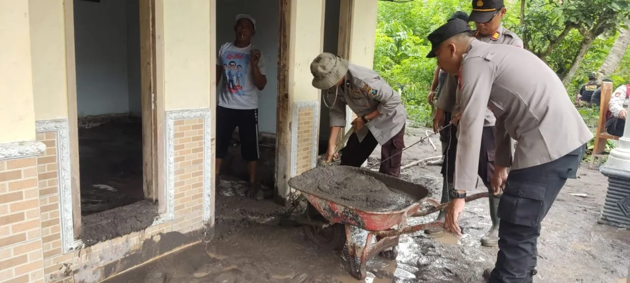 Polres Lumajang Bersihkan Rumah Warga dan Jalan Permukiman Pascabanjir Lahar Semeru