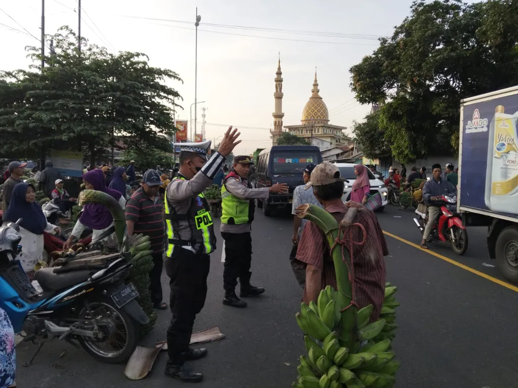 Kapolsek Ranuyoso Turun Langsung Atur Lalu Lintas di Pasar Gedang Saat Poros Pagi