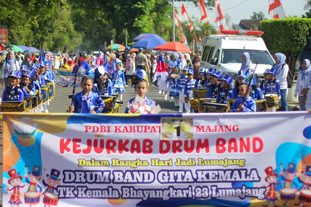 Parade Drumband Jadi Ikon Perayaan Harjalu ke-770 Lumajang