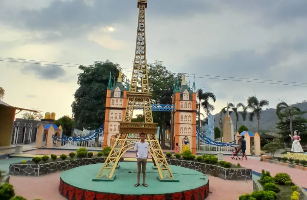 Wisata Blitar Fantasy World yang sering dikunjungi banyak orang untuk rekreasi keluarga, hiburan anak-anak, serta melepas penat dari rutinitas harian (Gmap/iffa Popay)