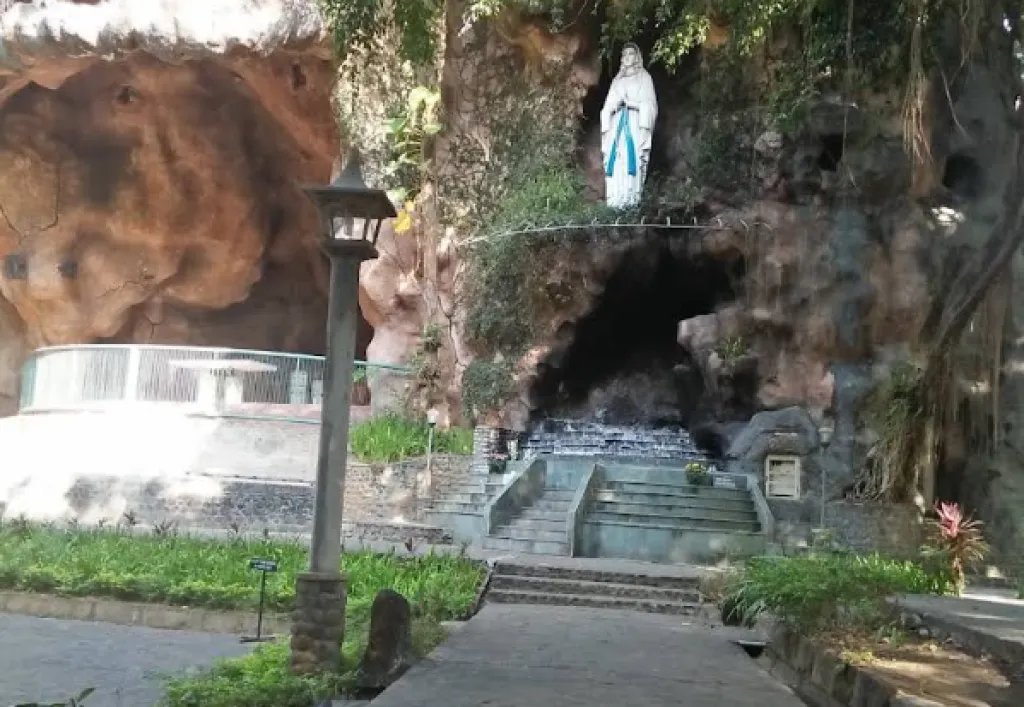 Gua Maria Lourdes Pohsarang, Wisata Religi Penuh Ketenangan di Kediri