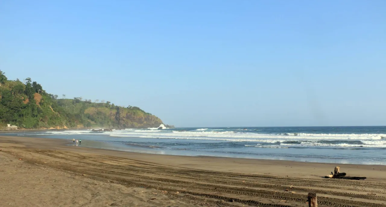 Pantai Jolosutro, Destinasi Wisata Bahari Favorit di Pesisir Selatan Blitar