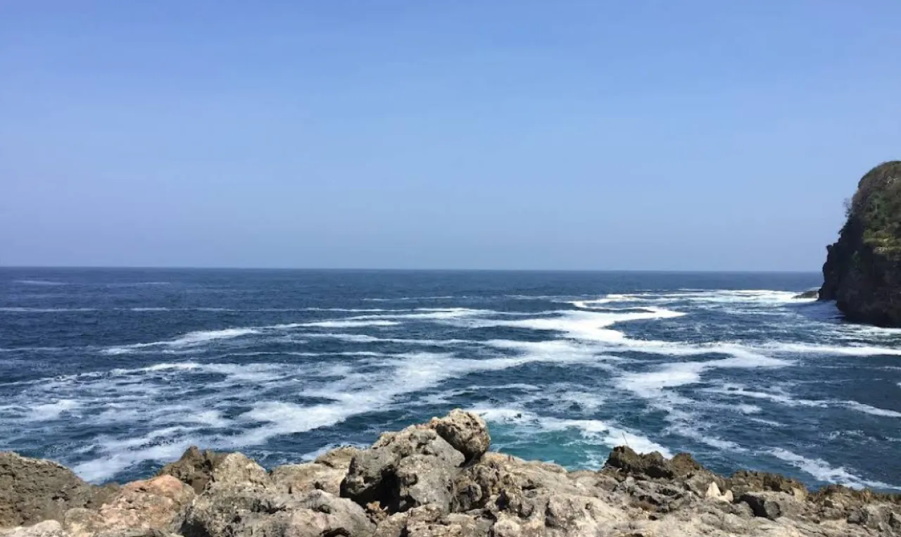 Pantai Peh Pulo, Pesona Pantai Eksotis Berbalut Pulau Karang di Pesisir Selatan Blitar