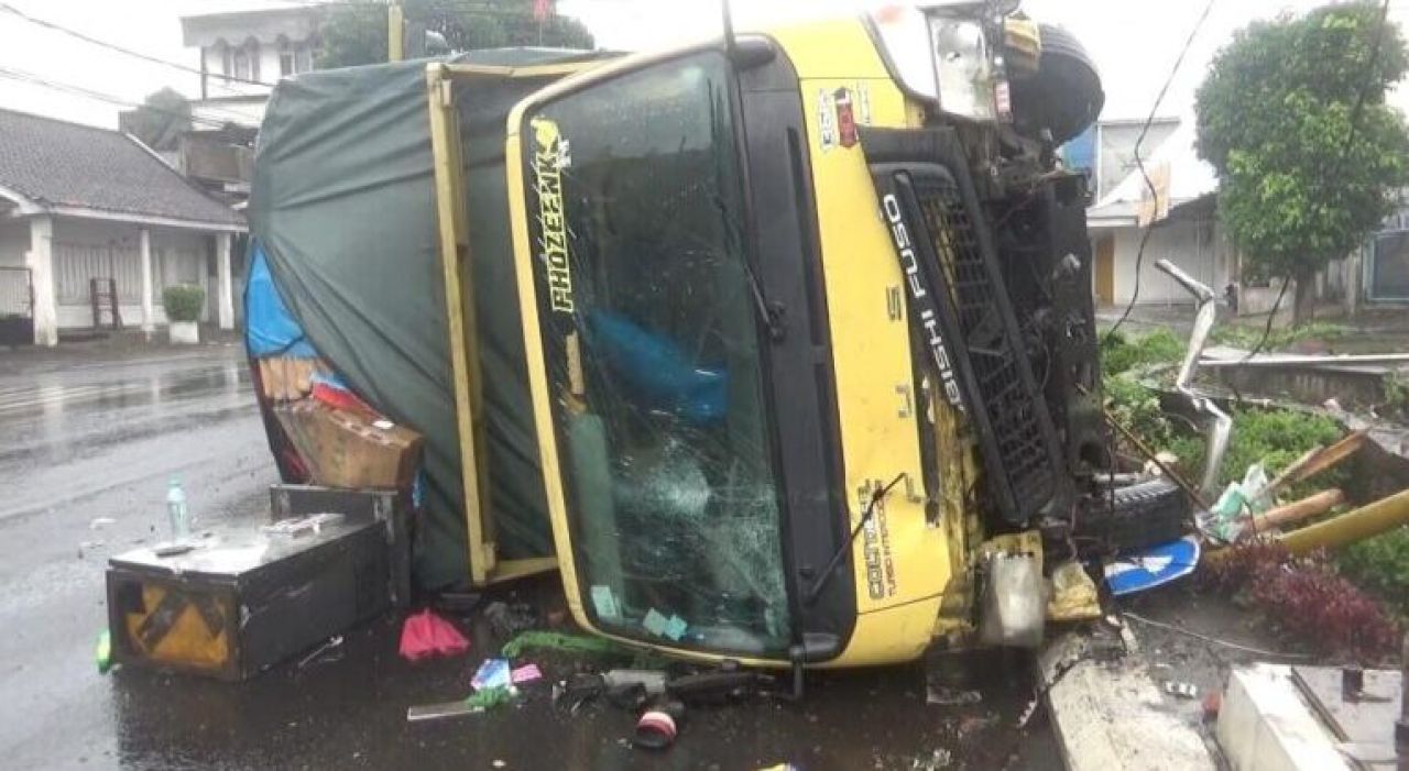 Diduga Sopir Truk Ngantuk, Tabrak Lampu Merah Wonorejo Lumajang