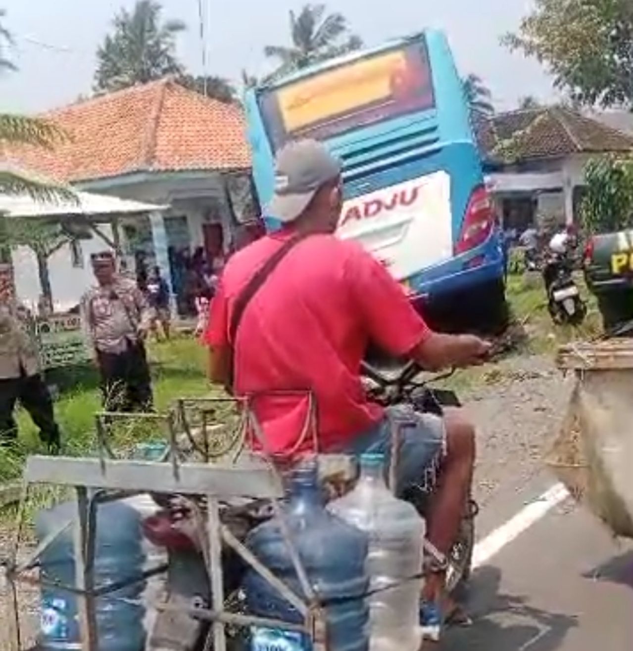 Sopir Meninggal Mendadak, Bus Ladju Tabrak Pohon dan Masuk Pekarangan Warga di Lumajang