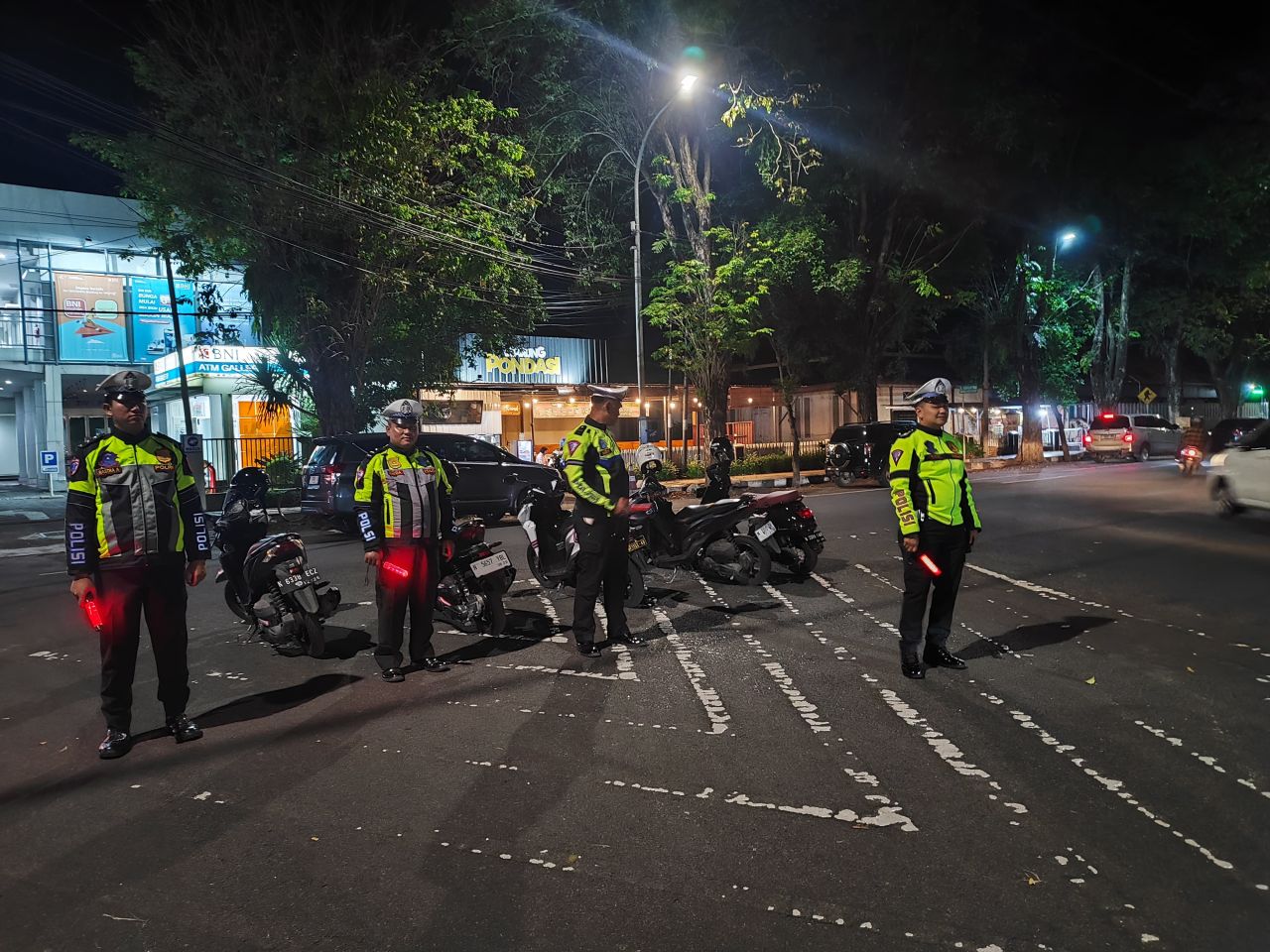 Satlantas Lumajang Tertibkan Lalu Lintas Malam Hari di Simpang Tiga BNI