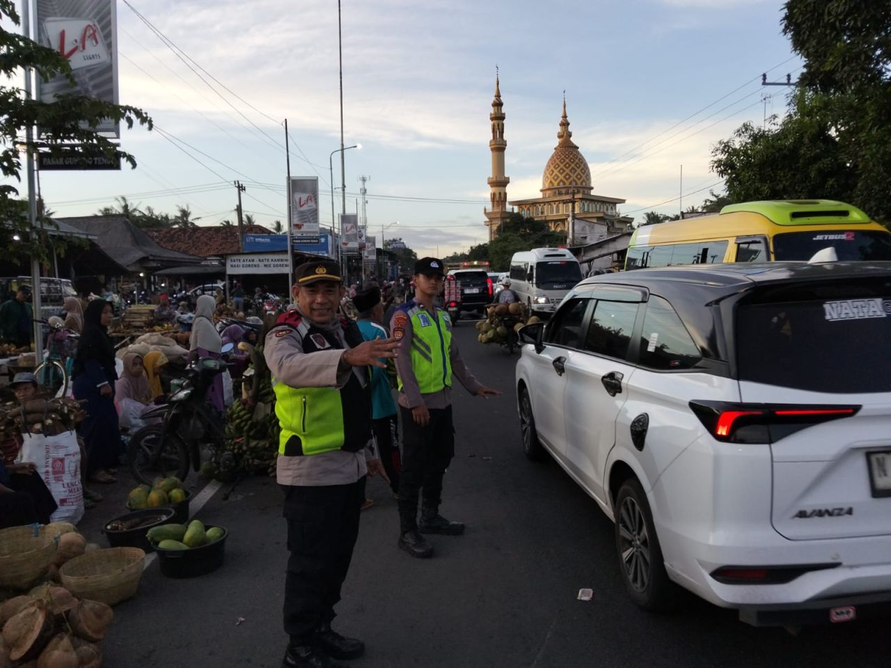 Polisi Tertibkan Lalu Lintas Pagi di Sekitar Pasar Gedang Lumajang