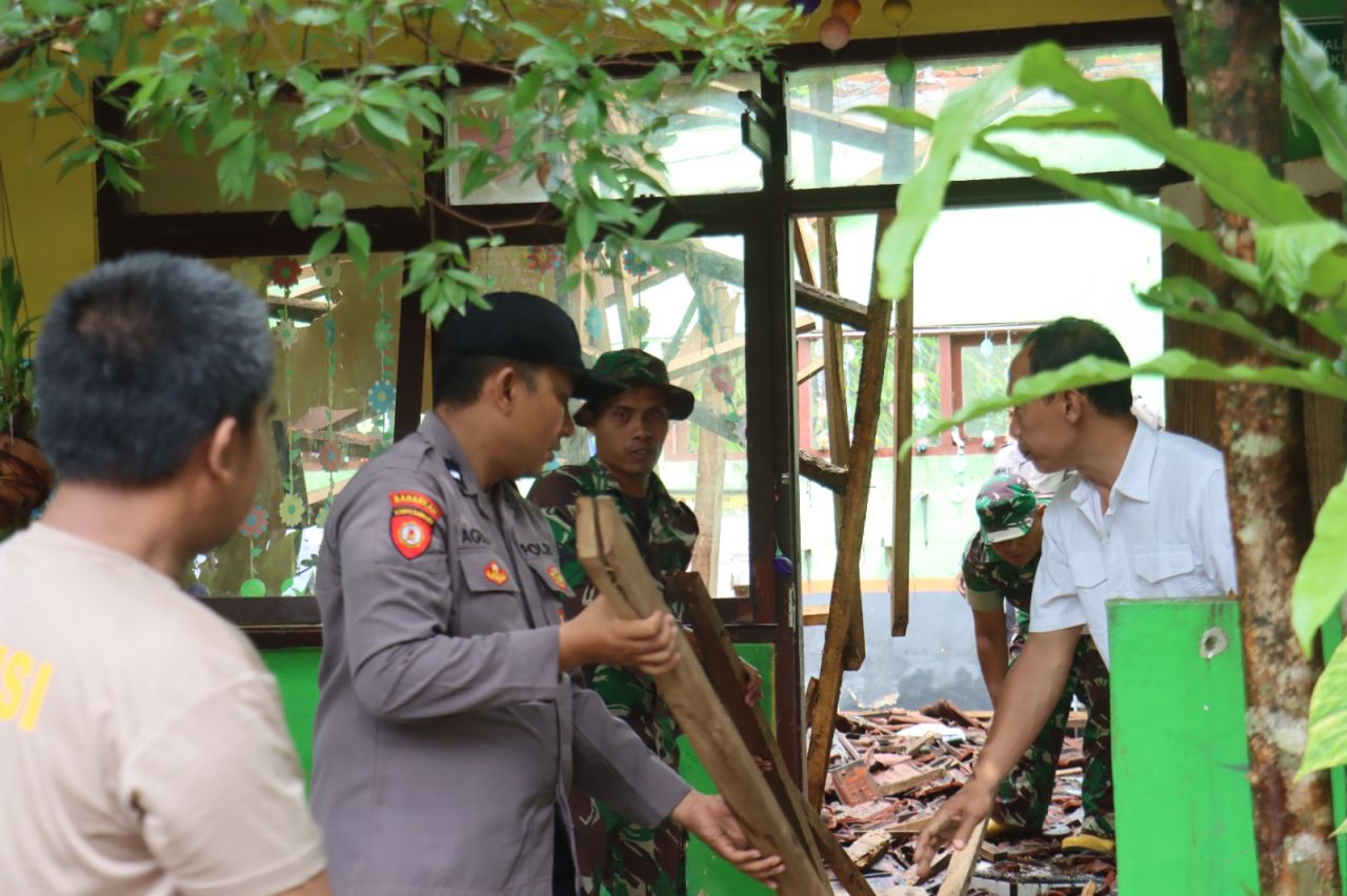 Polisi, TNI, dan Guru Gotong Royong Bersihkan Reruntuhan SDN Kutorenon 03 Lumajang