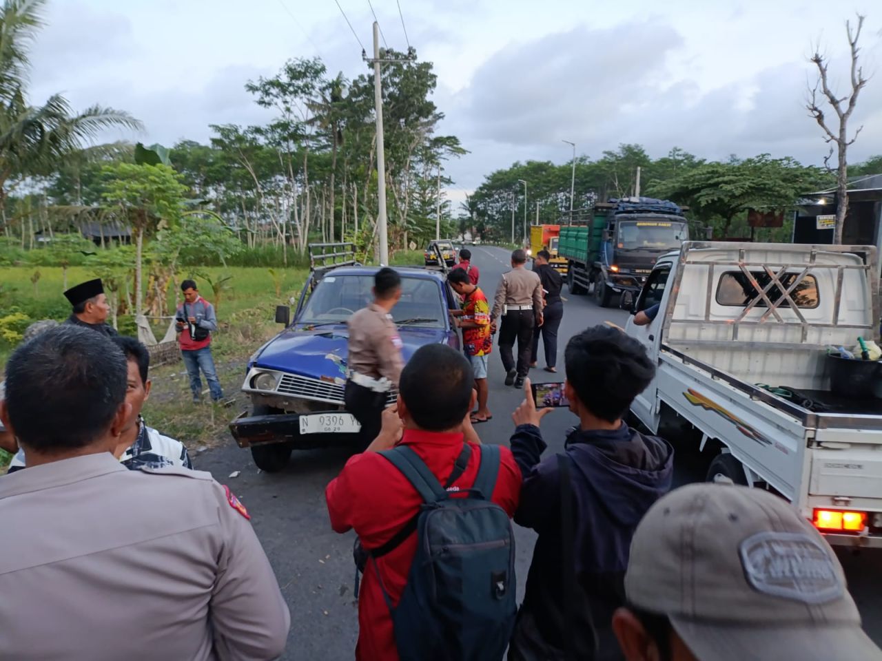 Kendaraan Pick Up Terguling di JLS Lumajang, Enam Penumpang Luka-Luka
