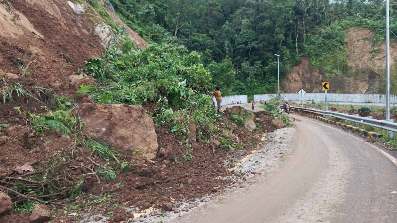 Tebing Longsor di KM 55 Lumajang, Polisi Imbau Pengendara Waspada