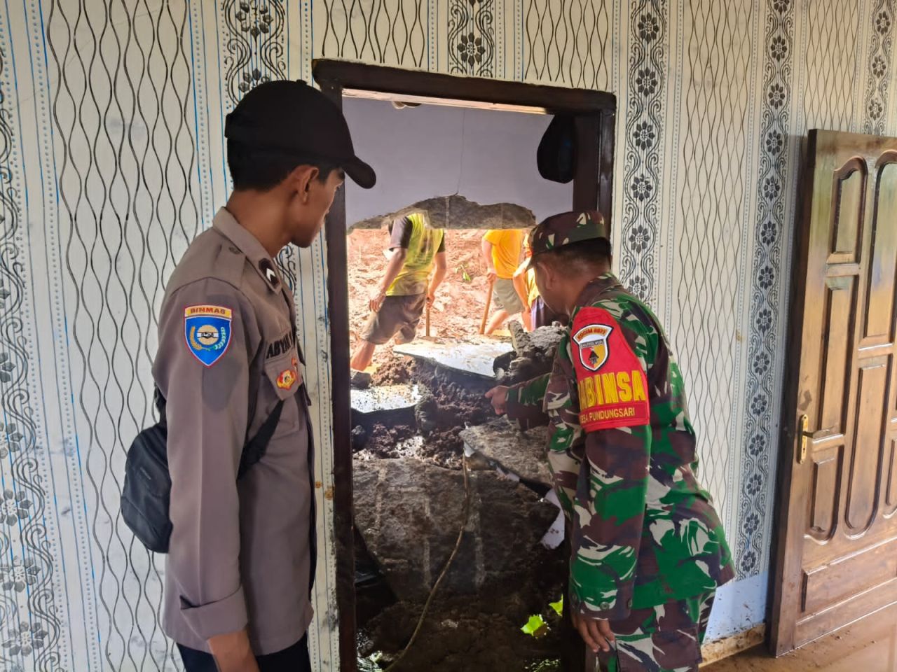 Pasca Longsor, Aparat dan Warga Bersihkan Rumah Warga di Kaliuling Lumajang