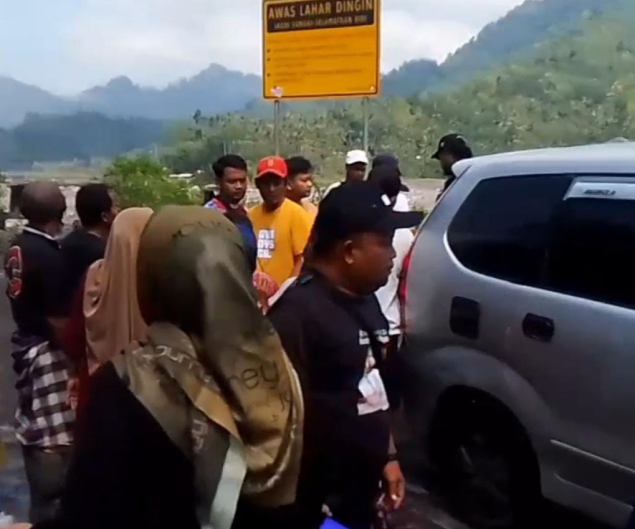 Mobil Polisi Dihadang Warga Usai Razia Tambang Pasir Ilegal di Lumajang