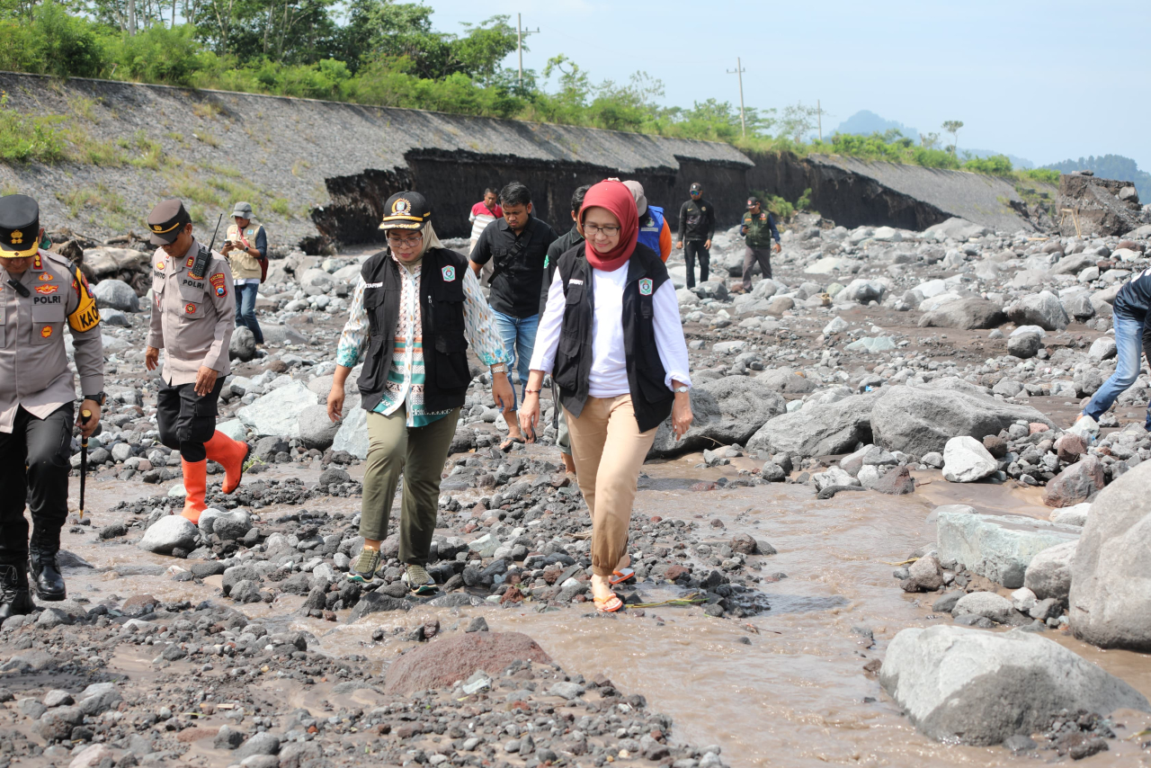 DPRD dan Pemkab Lumajang Tinjau Kondisi Tanggul Penahan Banjir Jebol di Desa Sumberwuluh Lumajang