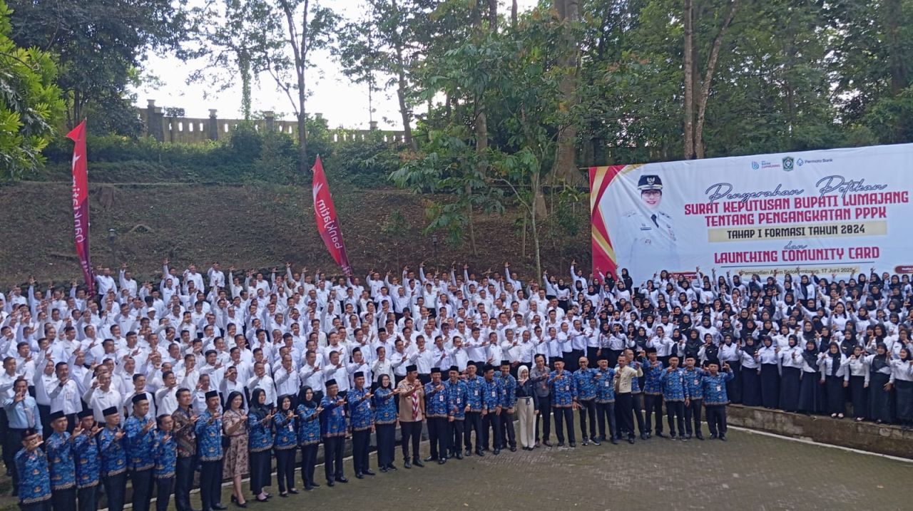 Bupati Lumajang Serahkan SK PPPK 2024, Tegaskan ASN Harus Bersih dari Perselingkuhan