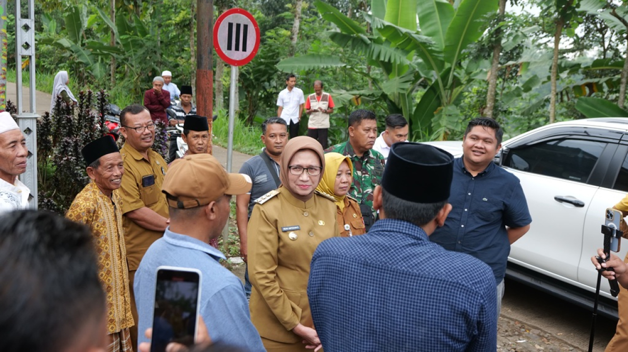 DPRD Bersama Bupati Lumajang Tinjau Jalan Rusak di Ranuwurung Randuagung
