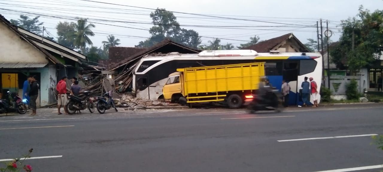 Kecelakaan Dini Hari di Lumajang, Bus Damri Hantam Truk dan Rumah