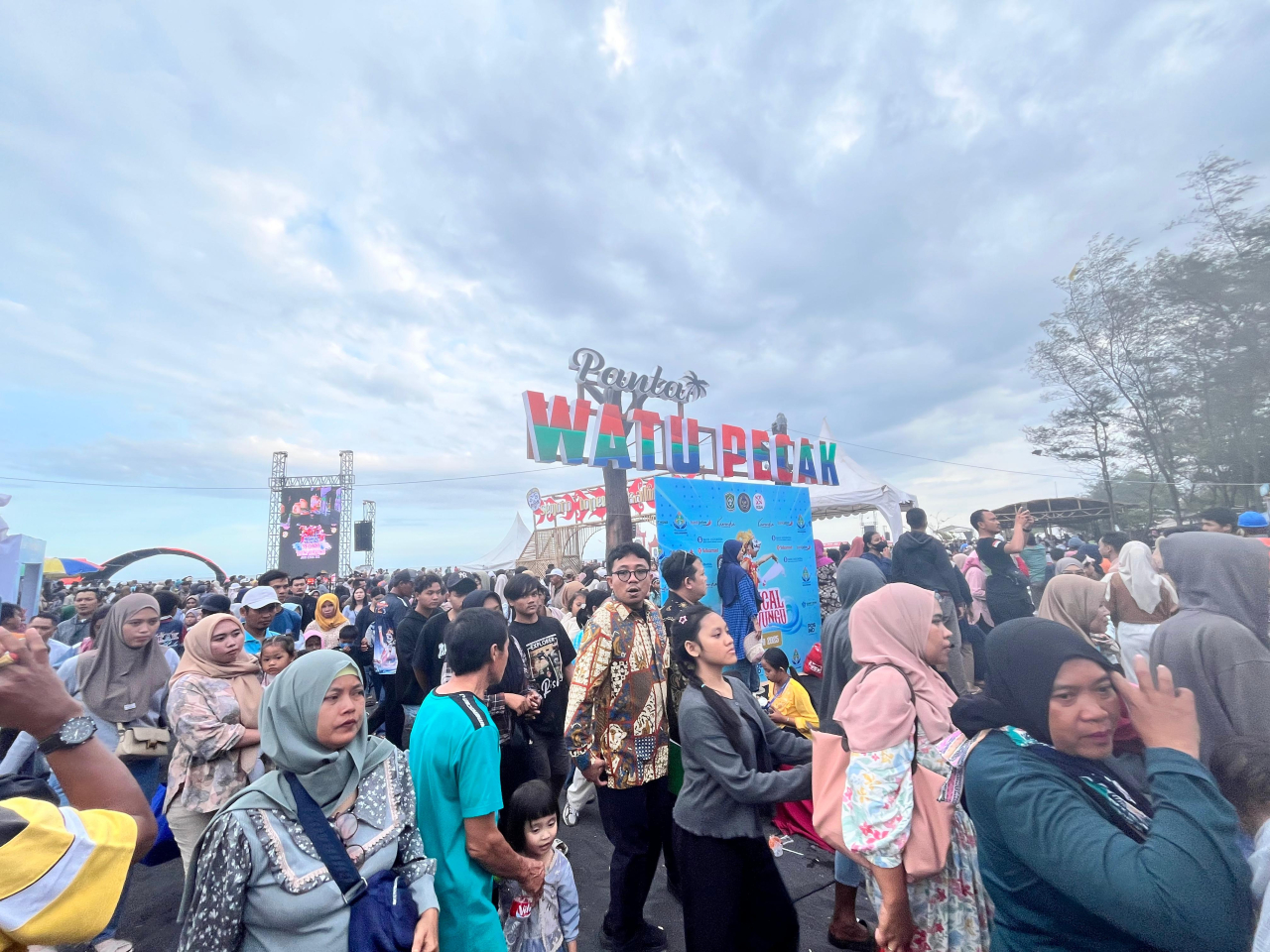 Ribuan Pengunjung Banjiri Pantai Watu Pecak, Saksikan Event Segoro Topeng Kaliwungu Lumajang