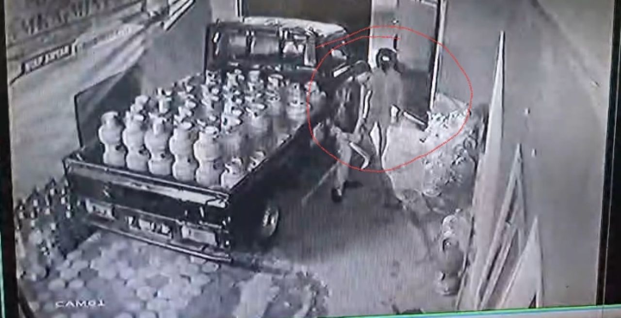 Maling Bersenjata Celurit Gasak 2 Motor Sekaligus di Wotgalih Lumajang, Aksinya Terekam CCTV!