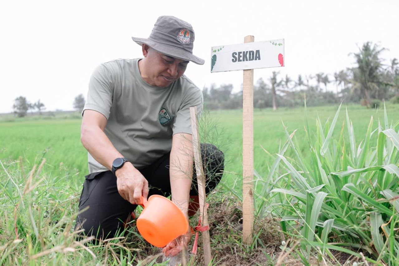 Pemkab Lumajang Tanam 200 Pohon untuk Perkuat Ketahanan Pesisir