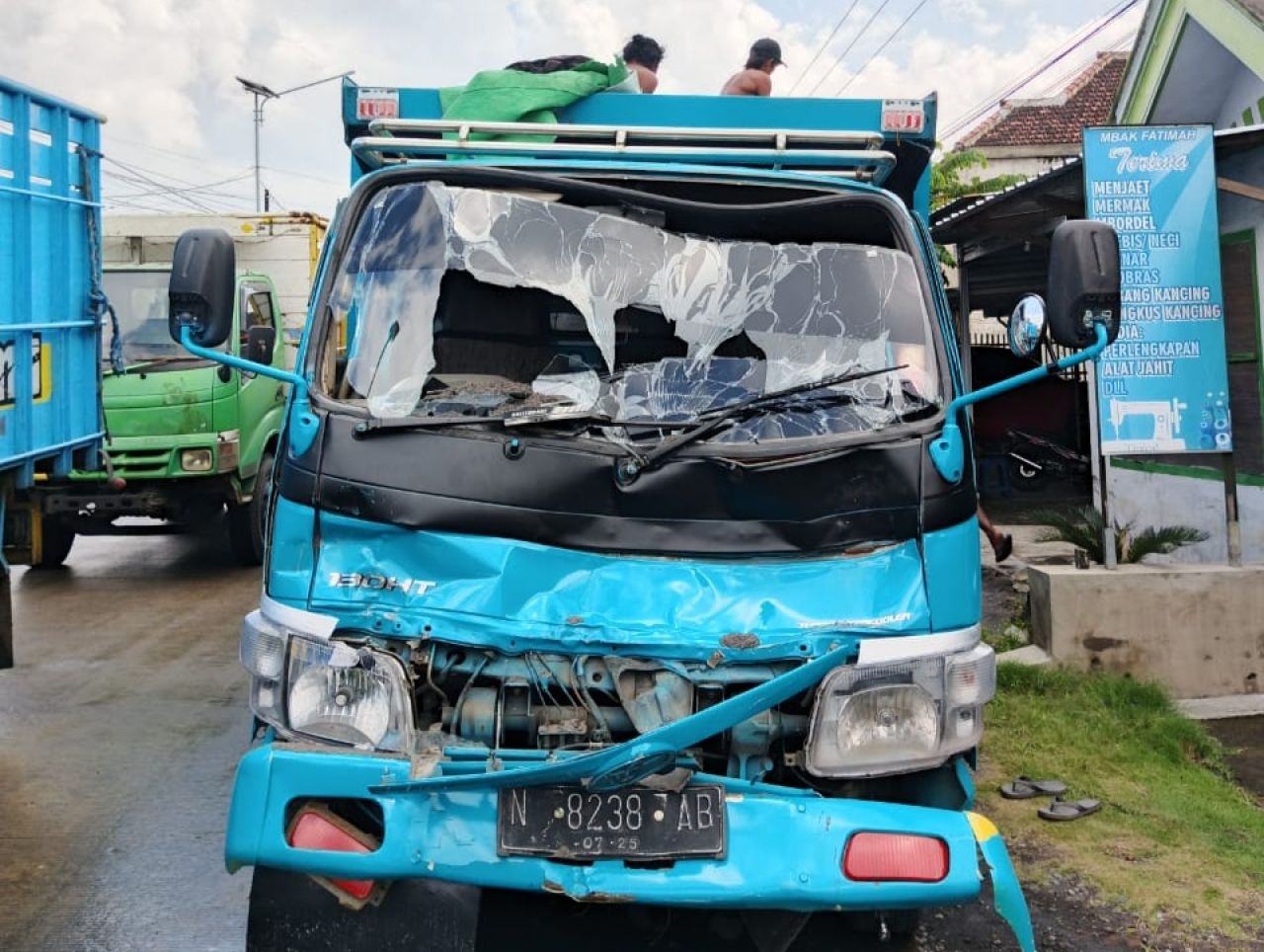 Tabrak Belakang Tragis di Candipuro Lumajang , Dua Orang Terluka Parah