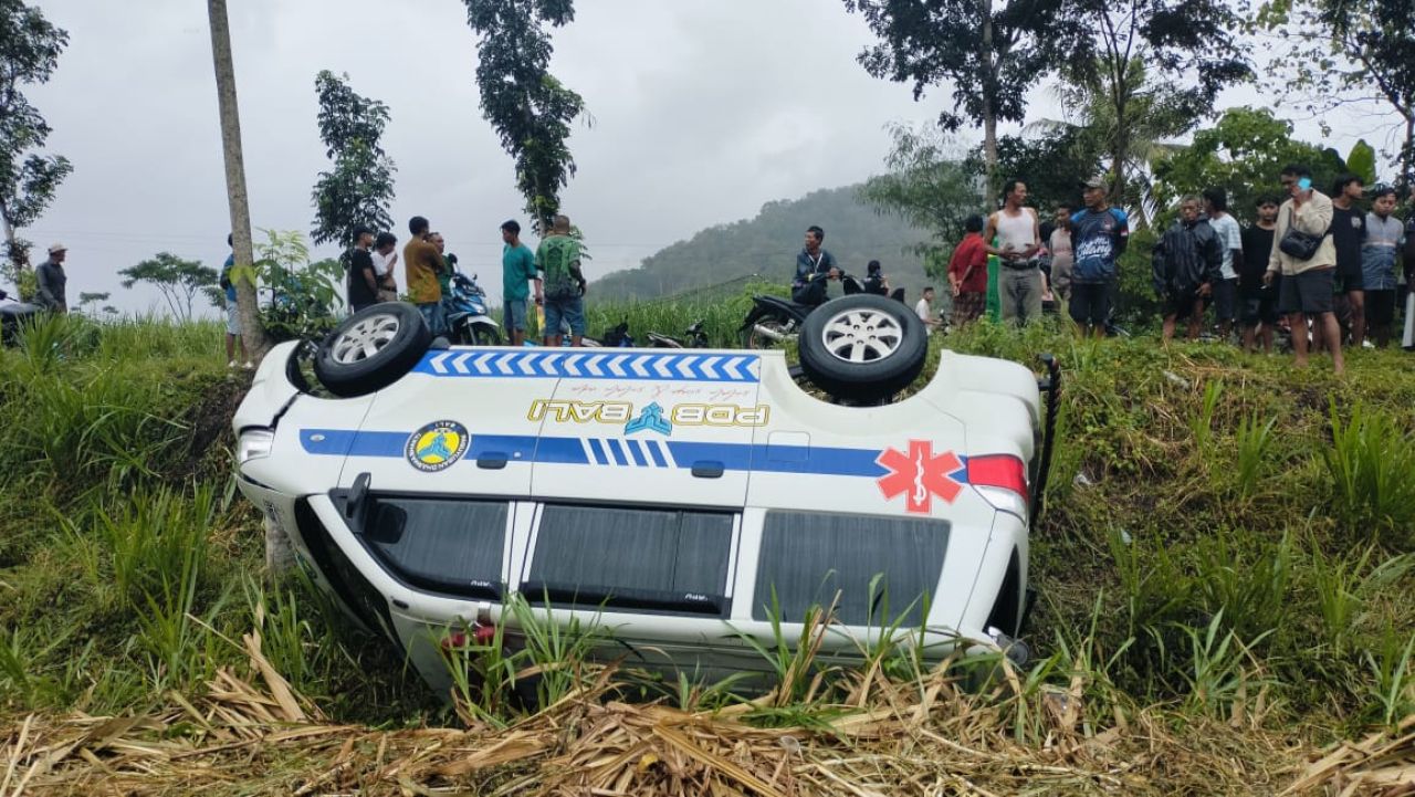Ambulans Pecah Ban di Jalan Lintas Selatan Lumajang, Dua Orang Luka Ringan