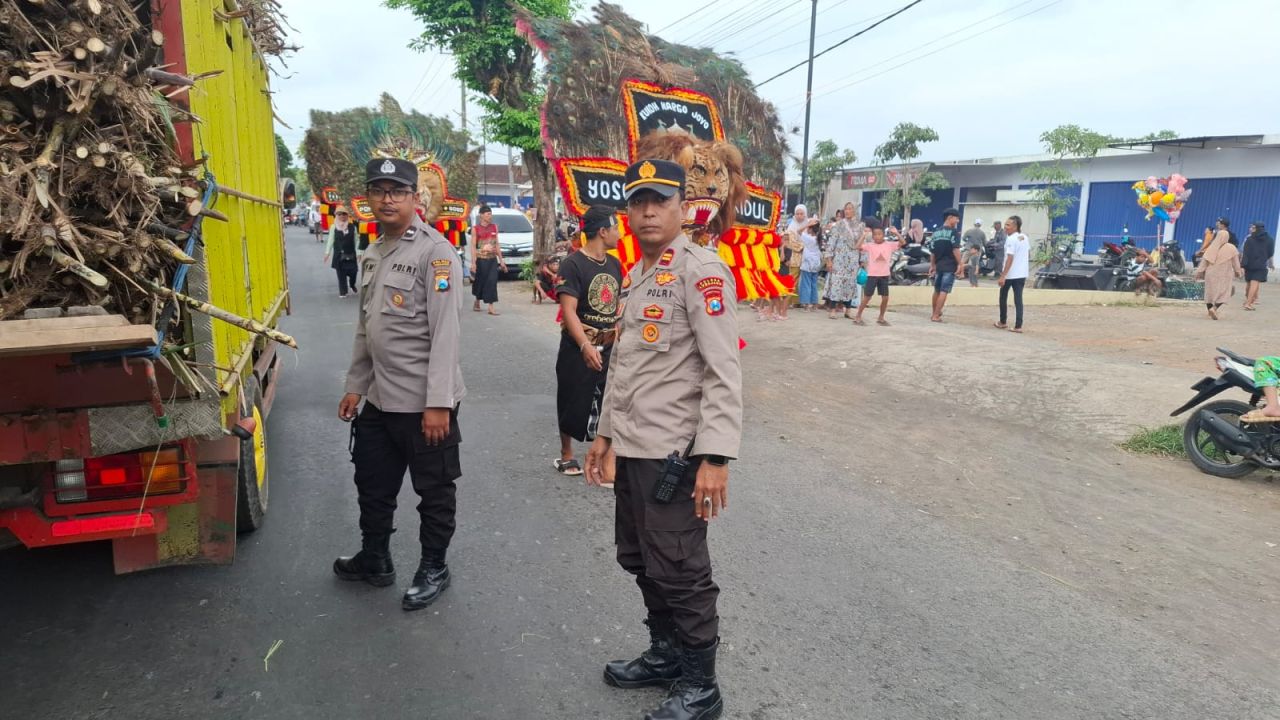 Polsek Yosowilangun Lumajang Kawal Ketat Grebeg Suro, Budaya Aman Warga Nyaman!