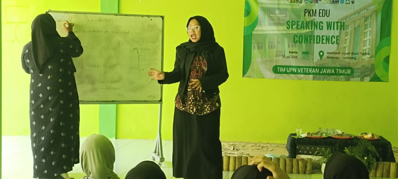 PKM UPN “Veteran” Jawa Timur Bangun Kepercayaan Diri Santriwati MA Nurut Tauhid dalam Berbahasa Inggris