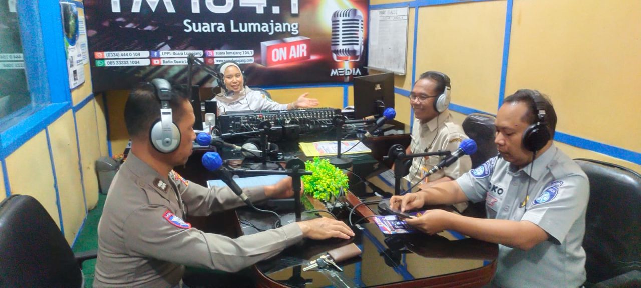 Satlantas Polres Lumajang Sosialisasikan Pemutihan Pajak Kendaraan Lewat Talk Show Radio