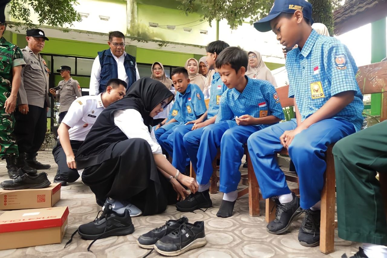 Bupati Lumajang Pastikan Tak Ada Lagi Anak Belajar dengan Sepatu Jebol