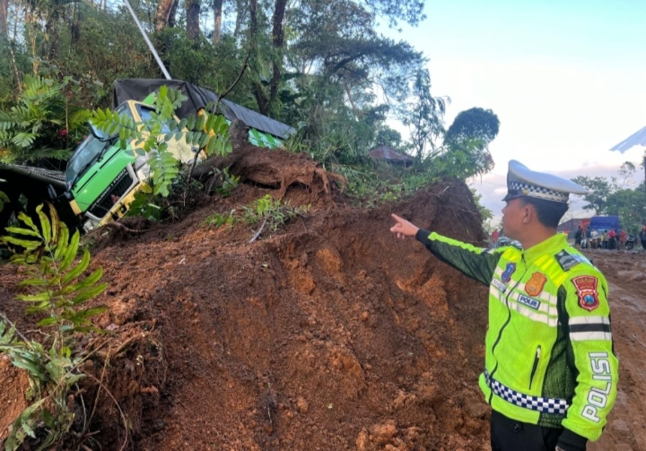 Longsor Kembali Terjang Jalur Piket Nol Lumajang,  Dua Truk Tertimpa Material