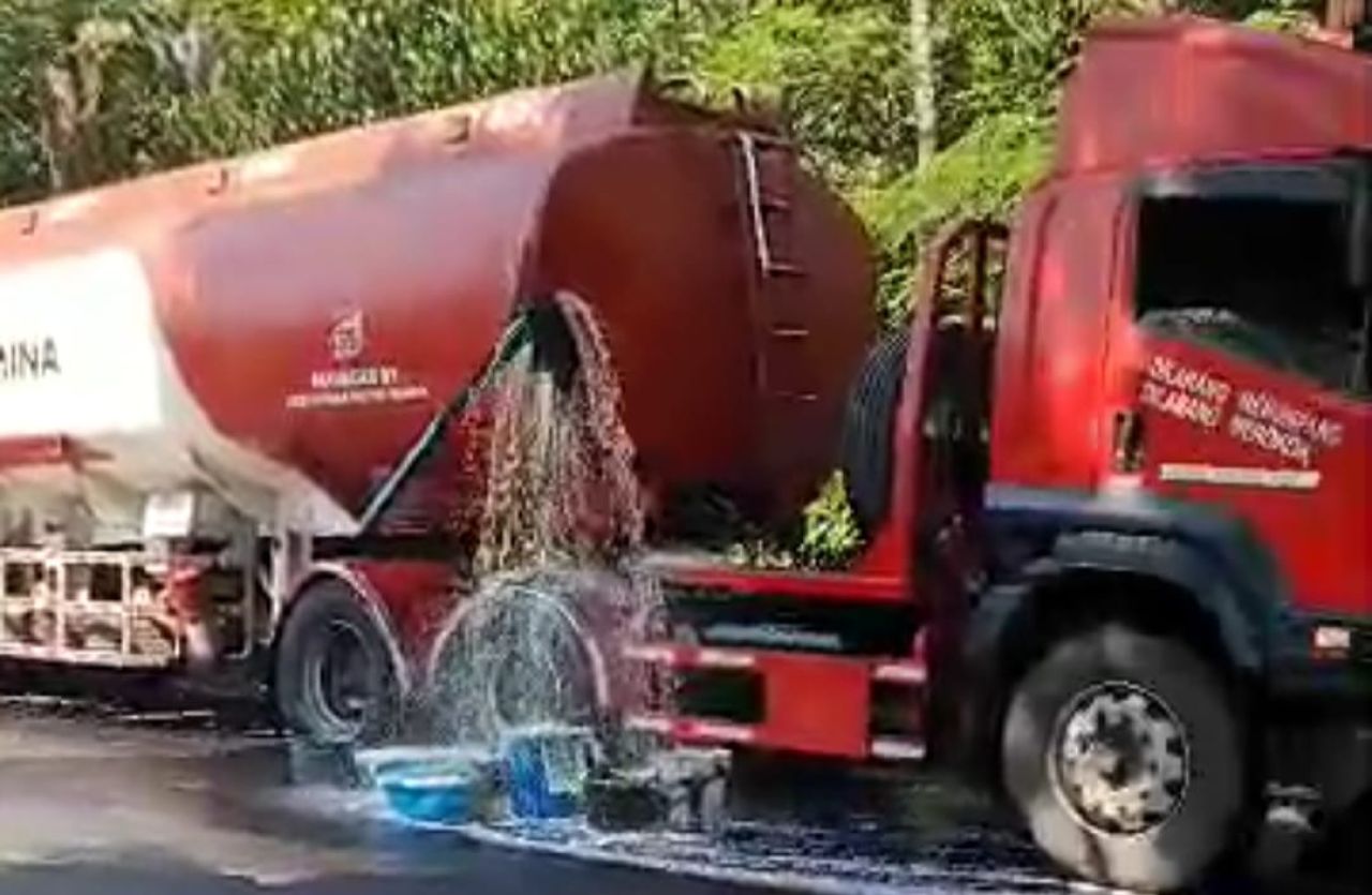 Truk Tangki Pertamina Diserempet di Lumajang, Solar Tumpah ke Jalan
