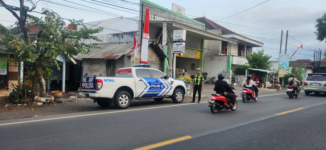 Satlantas Polres Lumajang Atur Arus Lalu Lintas di Labruk Kidul, Antisipasi Lakalantas