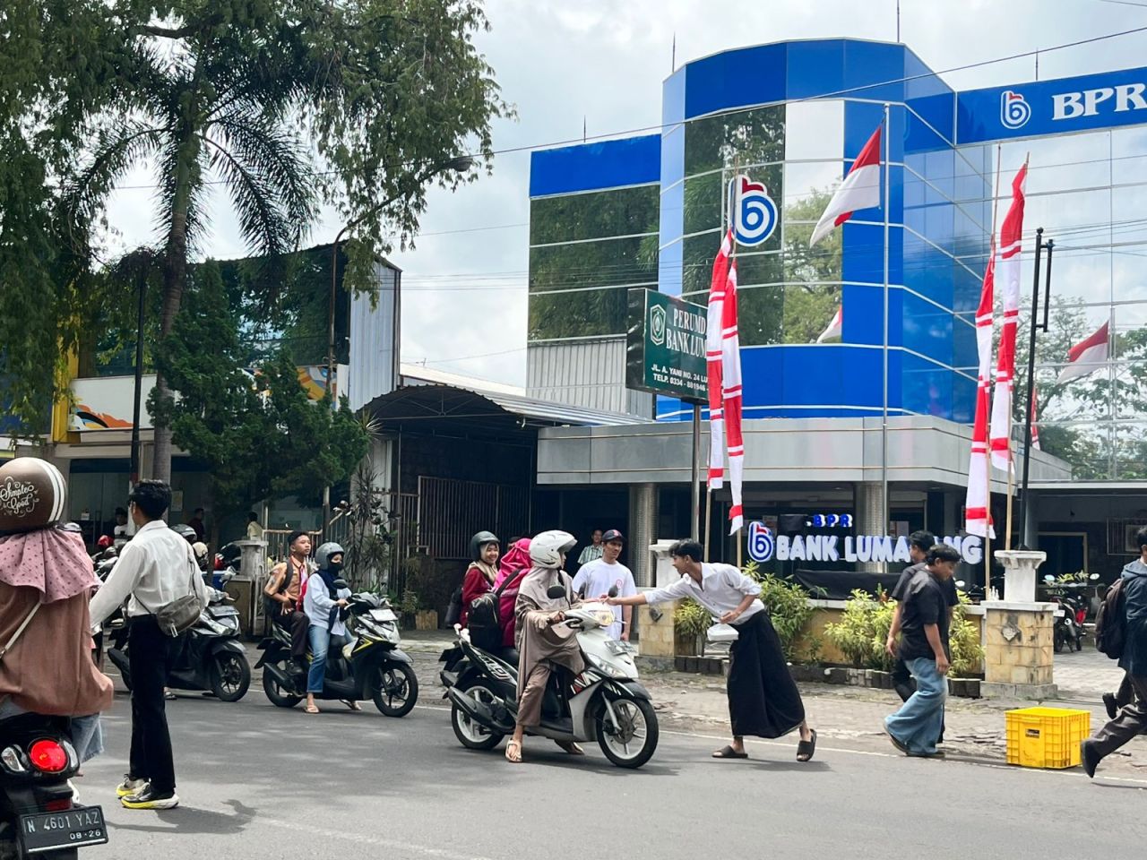 Usai Konser Sukses, Magnolia Coffee Lumajang Tebar Kebaikan Lewat Jumat Berkah