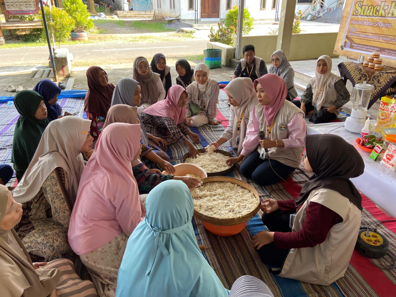 KKN Mahasiswa di Desa Petahunan Lumajang Luncurkan SoNata dan Snackarang Dukung UMKM Lebih Melesat