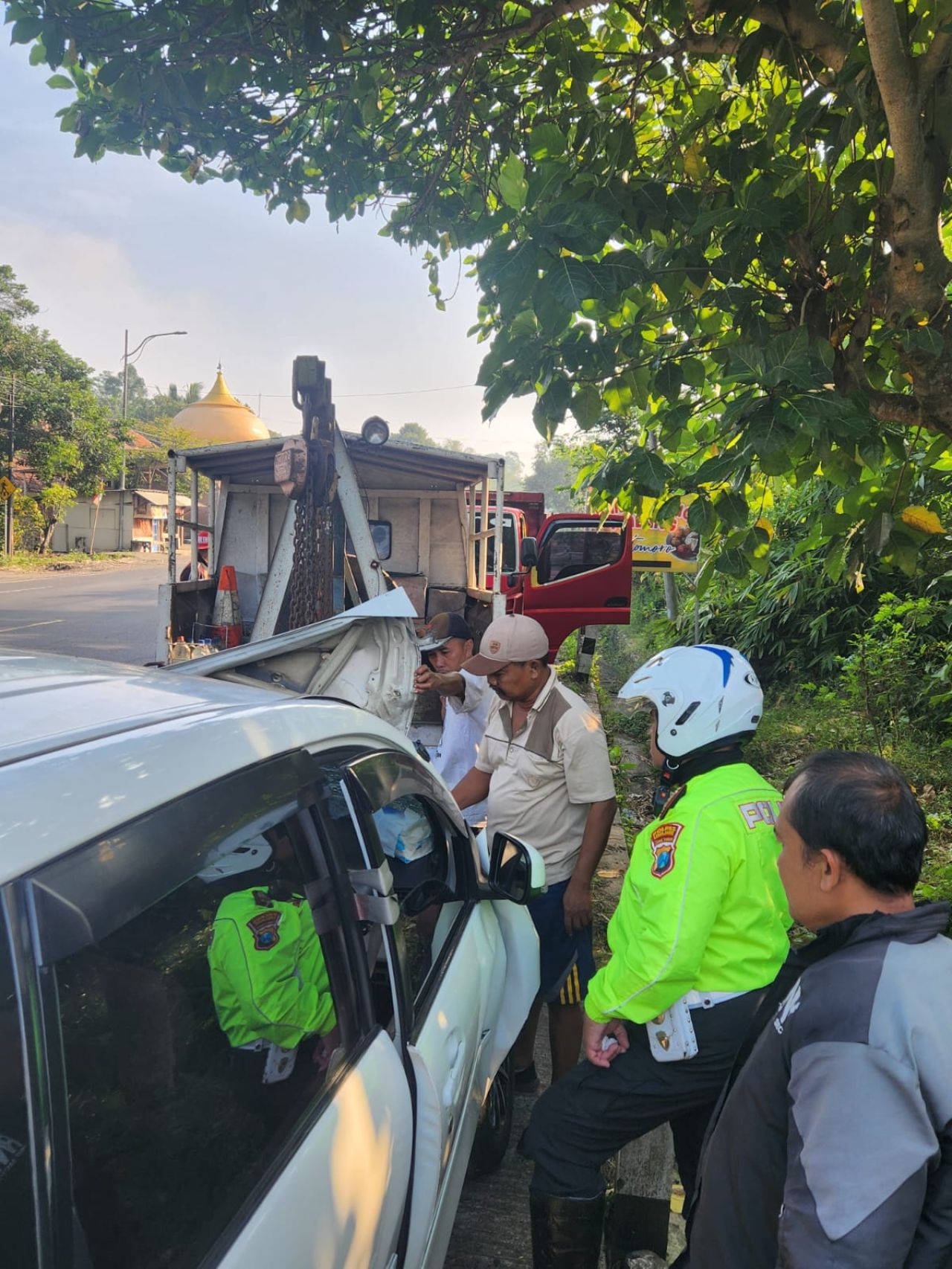 Minibus Tabrak Truk di Ranuyoso, Tiga Penumpang Luka-Luka